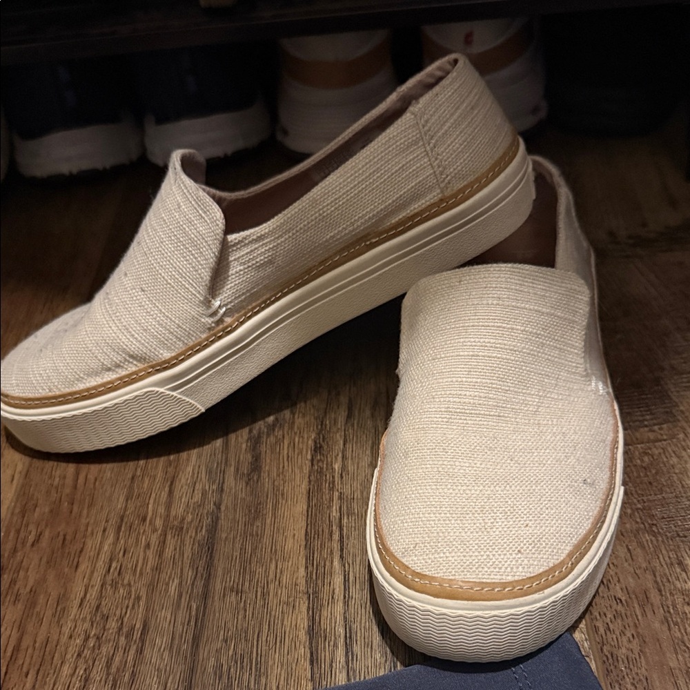 Women’s Cream Slip-On canvas Toms size 8